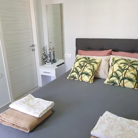 M & M White Luxury Paralia Katerinis