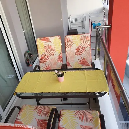 M & M White Luxury Apartment *