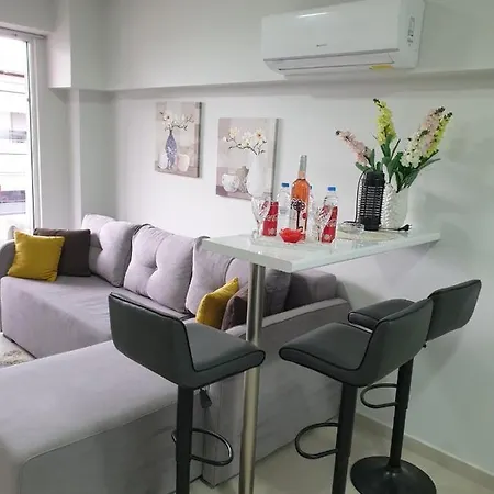 M & M White Luxury Apartment *