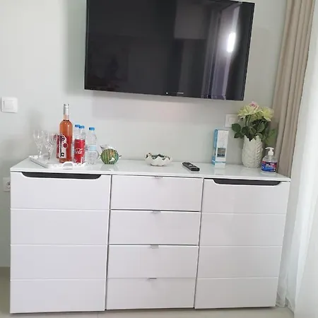 M & M White Luxury * Paralia Katerinis