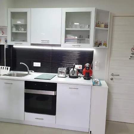 M & M White Luxury * Paralia Katerinis