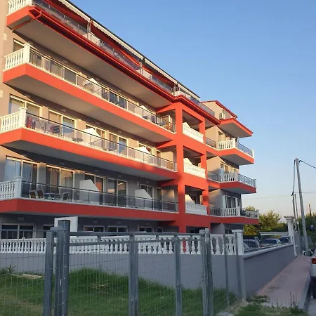 M & M White Luxury * Paralia Katerinis