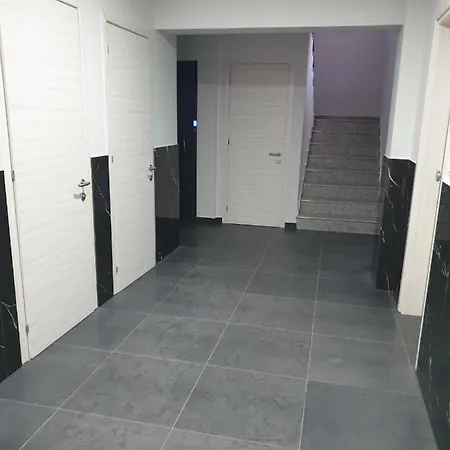 M & M White Luxury Apartment *