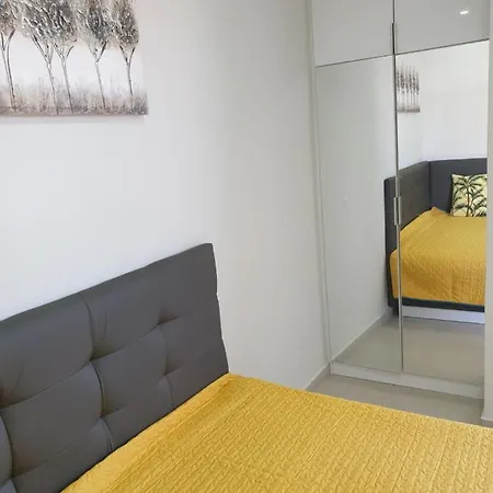 M & M White Luxury Apartment *