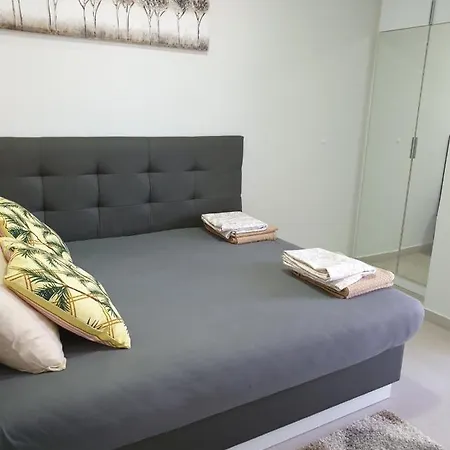 M & M White Luxury Apartment *