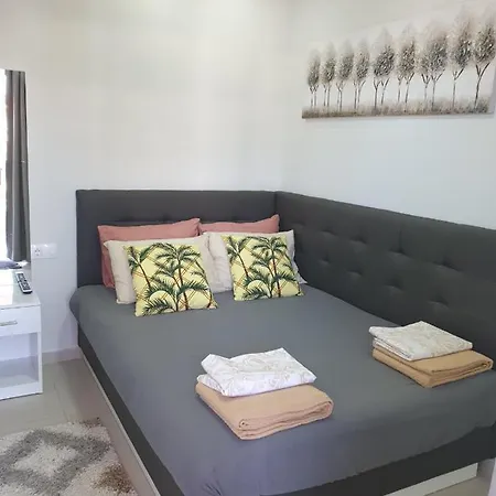 M & M White Luxury *