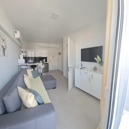 M & M White Luxury Апартамент Paralía