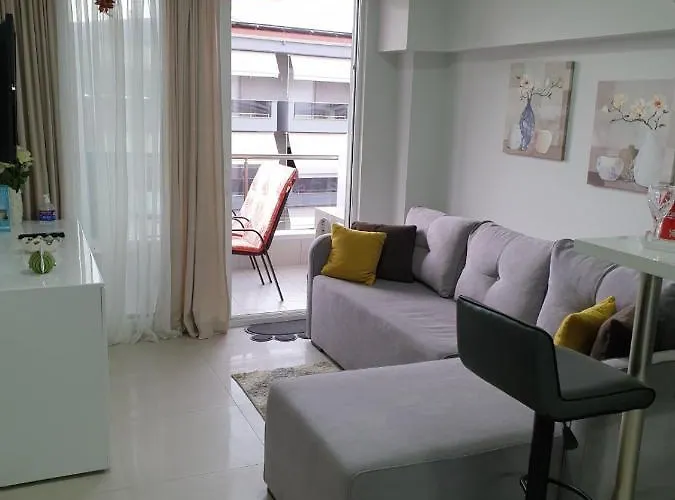 M & M White Luxury Paralía