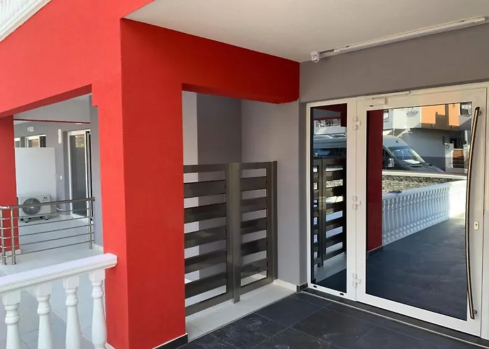 M & M White Luxury Paralía