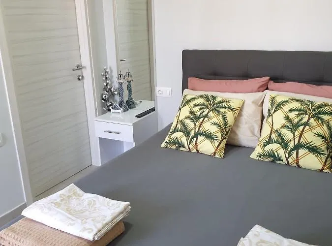 M & M White Luxury Paralía