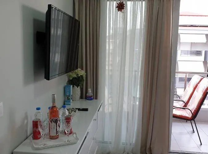 M & M White Luxury Paralía