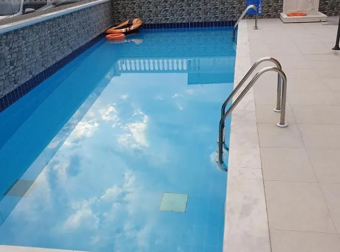 M & M White Luxury Paralía