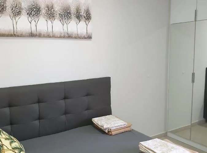 M & M White Luxury Paralía