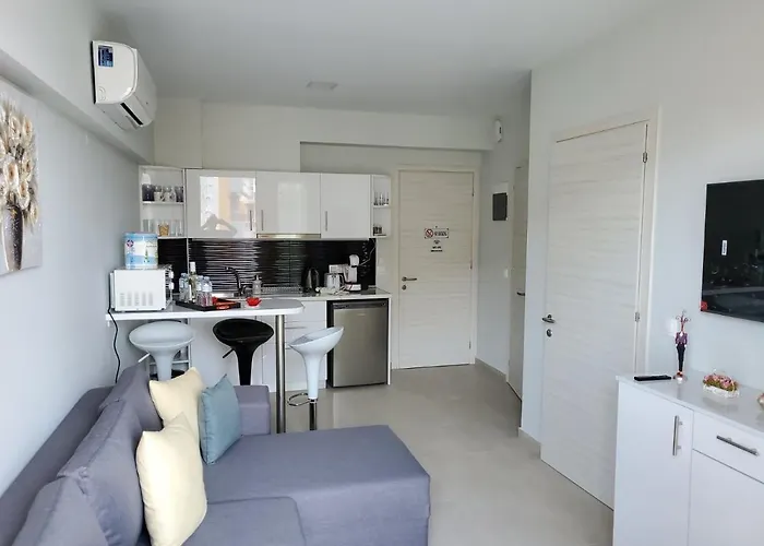 M & M White Luxury Paralía