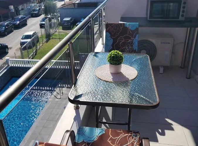 M & M White Luxury Paralía