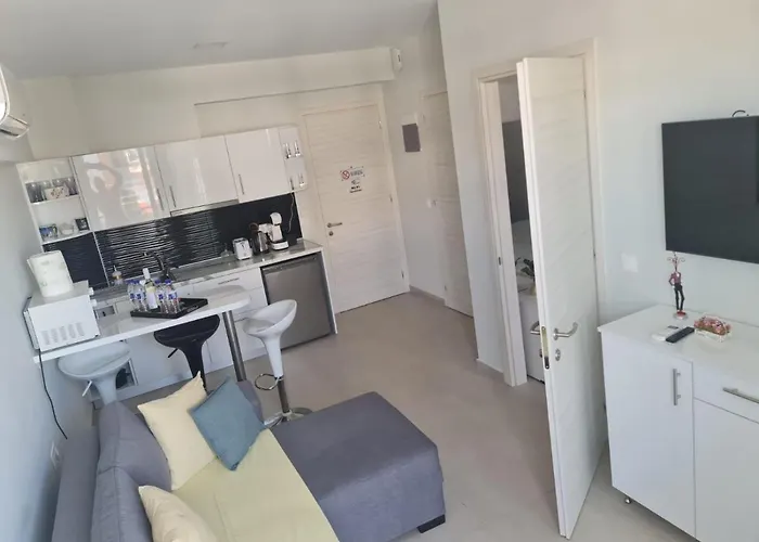 M & M White Luxury Paralía