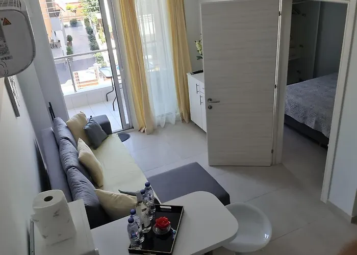 M & M White Luxury *